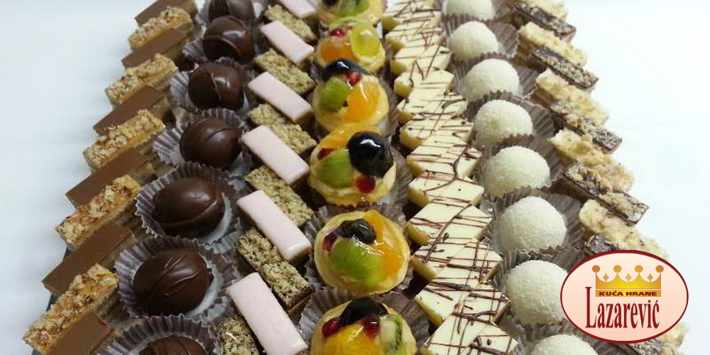 SMALL CAKES WITH MINI FRUIT BASKETS