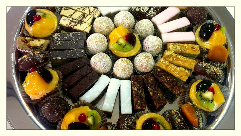 SMALL FASTENING CAKES WITH MINI FRUIT BASKETS